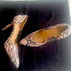 Cute snake print plastic side paneled pump!
